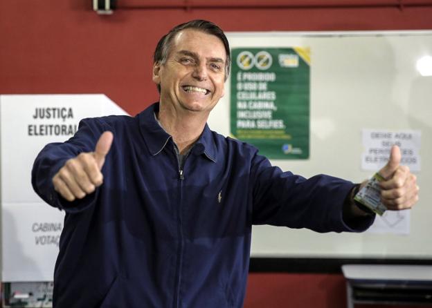 El ganador de la primera vuelta, el ultraderechista Jair Bolsonaro, promete luchar contra la corrupción.::  Antonio Lacerda / efe 