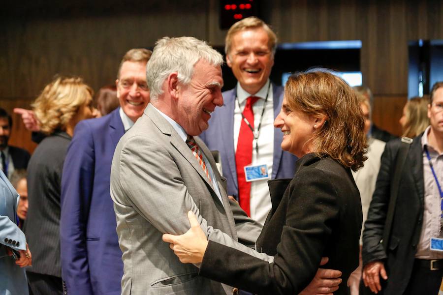 El secretario de Estado alemán de Medioambiente, Jochen Flasbarth, conversa con la ministra española para la Transición Ecológica, Teresa Ribera.