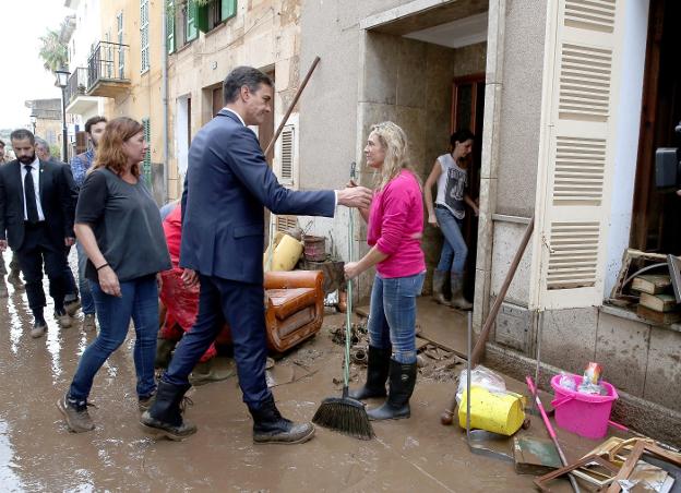 El presidente del Gobierno saluda a una vecina en Sant Llorenç. :: Fernando Calvo / efe