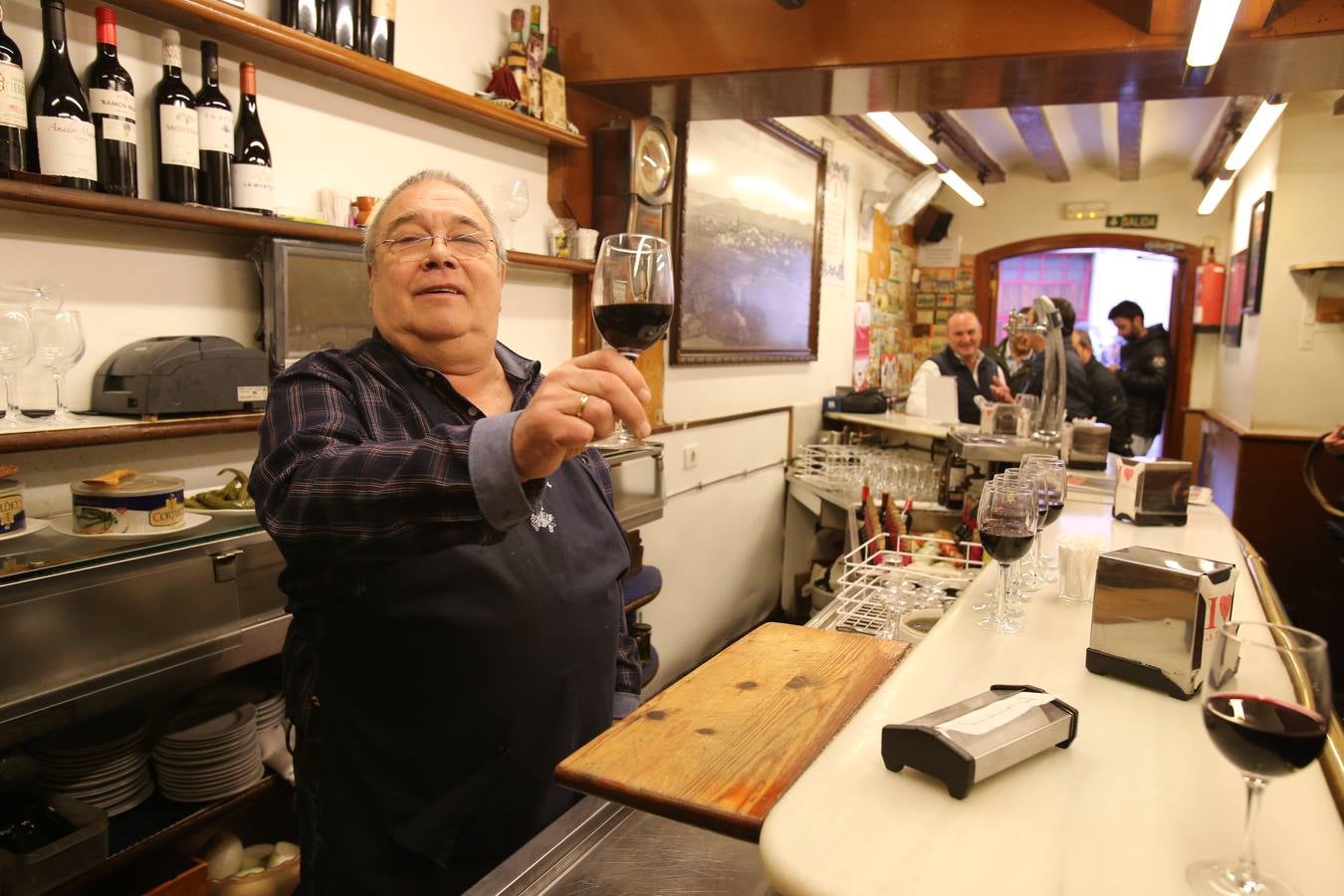 Manolo García, que regenta el mítico bar de de calle San Agustín, se jubila