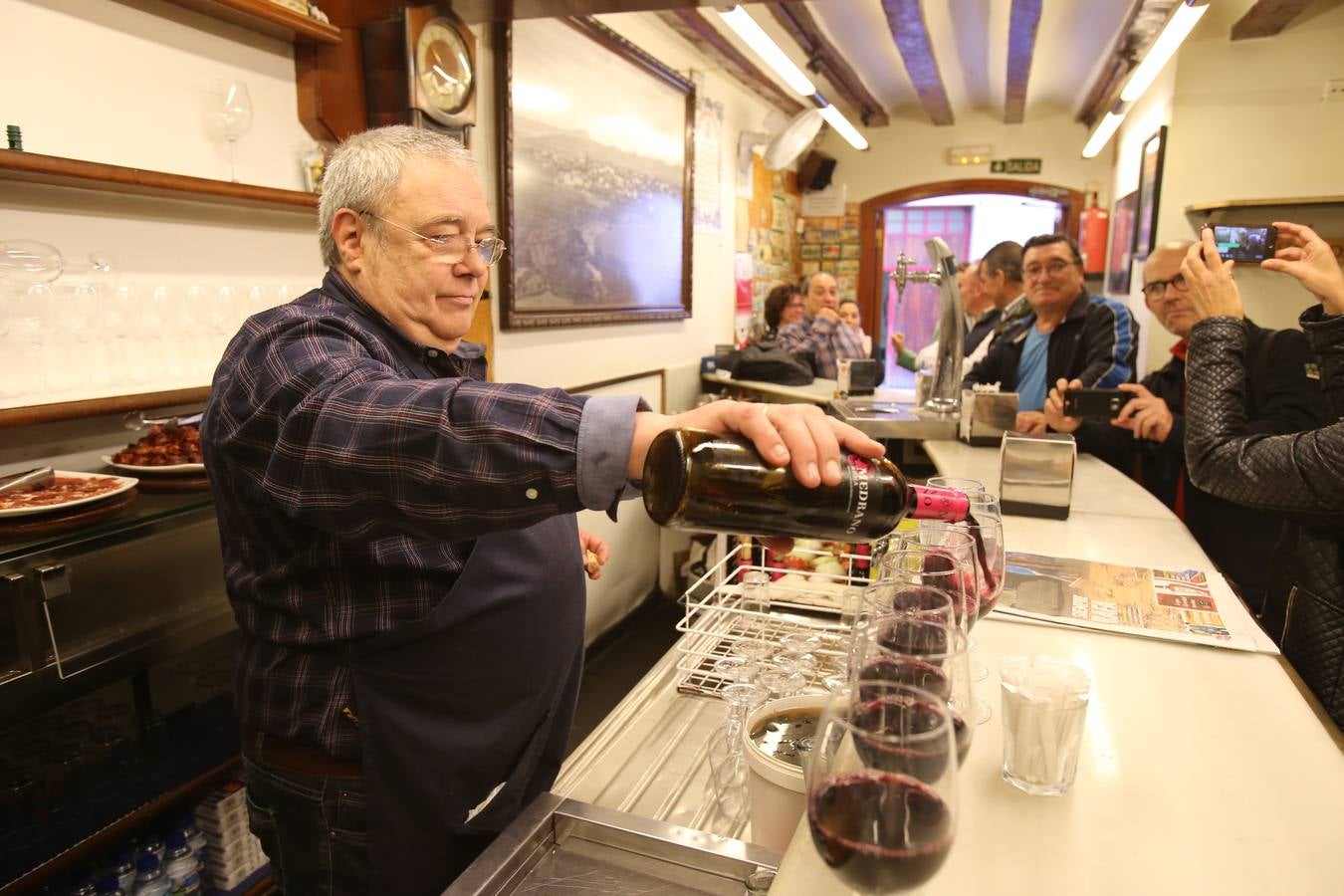 Manolo García, que regenta el mítico bar de de calle San Agustín, se jubila