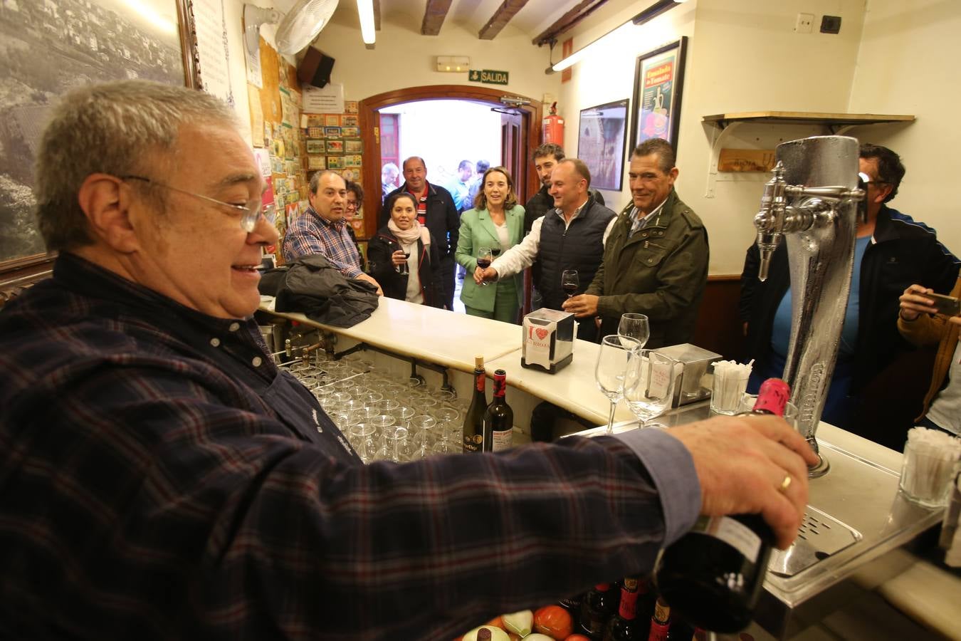 Manolo García, que regenta el mítico bar de de calle San Agustín, se jubila