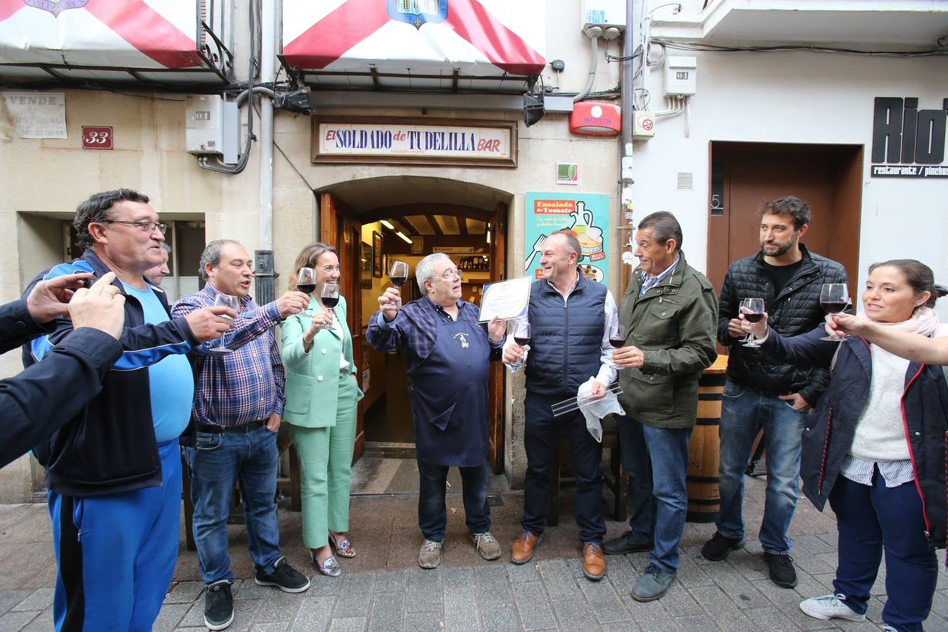 Manolo García, que regenta el mítico bar de de calle San Agustín, se jubila