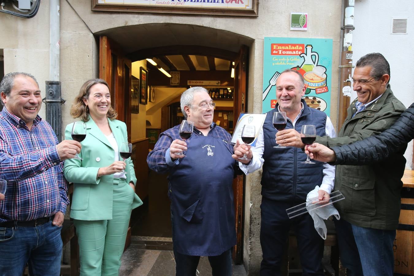 Manolo García, que regenta el mítico bar de de calle San Agustín, se jubila