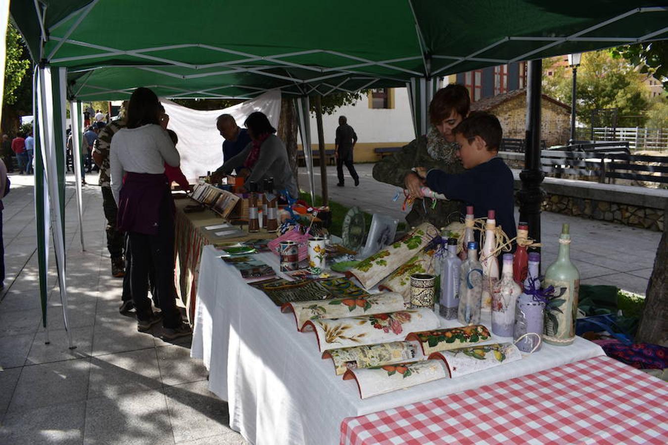 La Feria de Ganado Selecto del Camero Nuevo en Villoslada expone para su venta 30 cabezas de ganado bovino, entre sementales y novillas, procedentes de La Rioja, Castilla y León, País Vasco, Navarra y Aragón. La cita, organizada por la Asociación Ganadera del Alto Iregua en colaboración con la Consejería de Agricultura y Ganadería y el Ayuntamiento villosladense, tiene lugar en el frontón y en el paseo del Espolón.