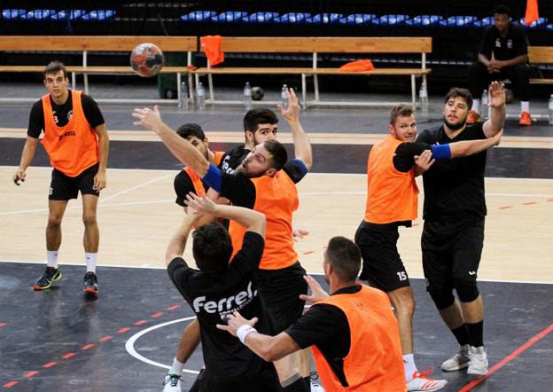 Juan del Arco intenta retener un balón suelto en el entrenamiento del Ciudad de Logroño. :: 