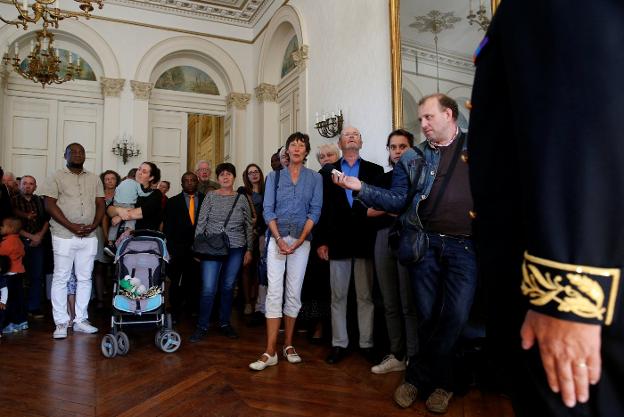 Una pareja británica canta el himno francés en Niort tras obtener la ciudadanía, solicitada en 2016 a raíz del referéndum para el 'brexit'. :: reuters