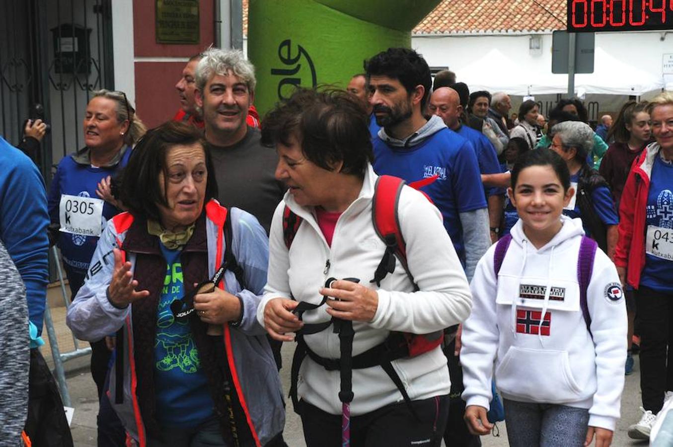 IV marcha solidaria de El Redal, en favor de AFA Rioja. En la cita han participado 370 personas y después también se han celebrado carreras sénior e infantil.