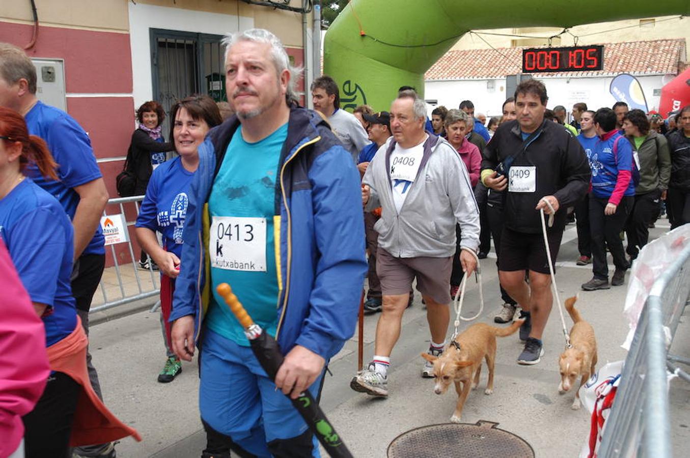 IV marcha solidaria de El Redal, en favor de AFA Rioja. En la cita han participado 370 personas y después también se han celebrado carreras sénior e infantil.