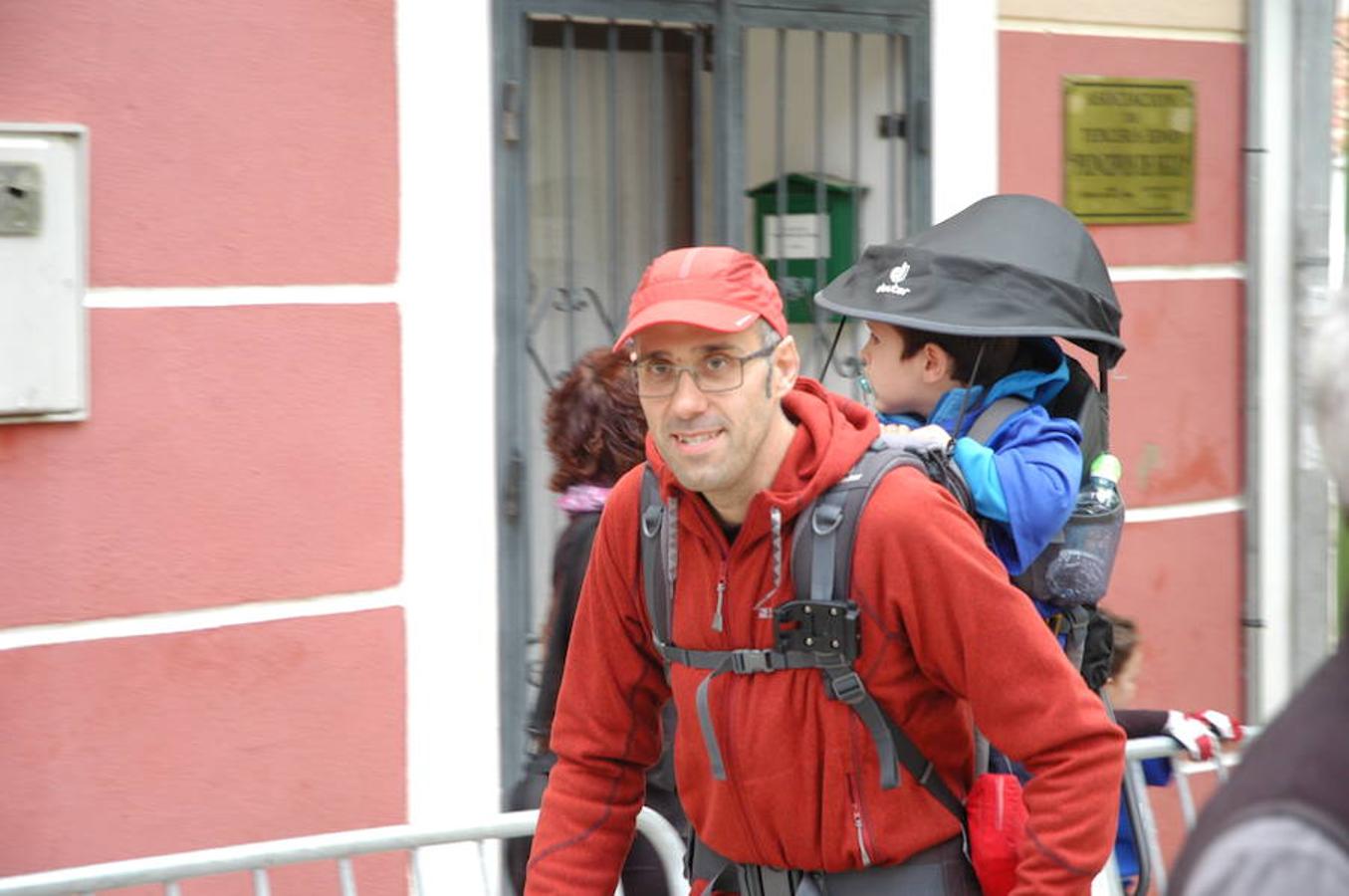 IV marcha solidaria de El Redal, en favor de AFA Rioja. En la cita han participado 370 personas y después también se han celebrado carreras sénior e infantil.