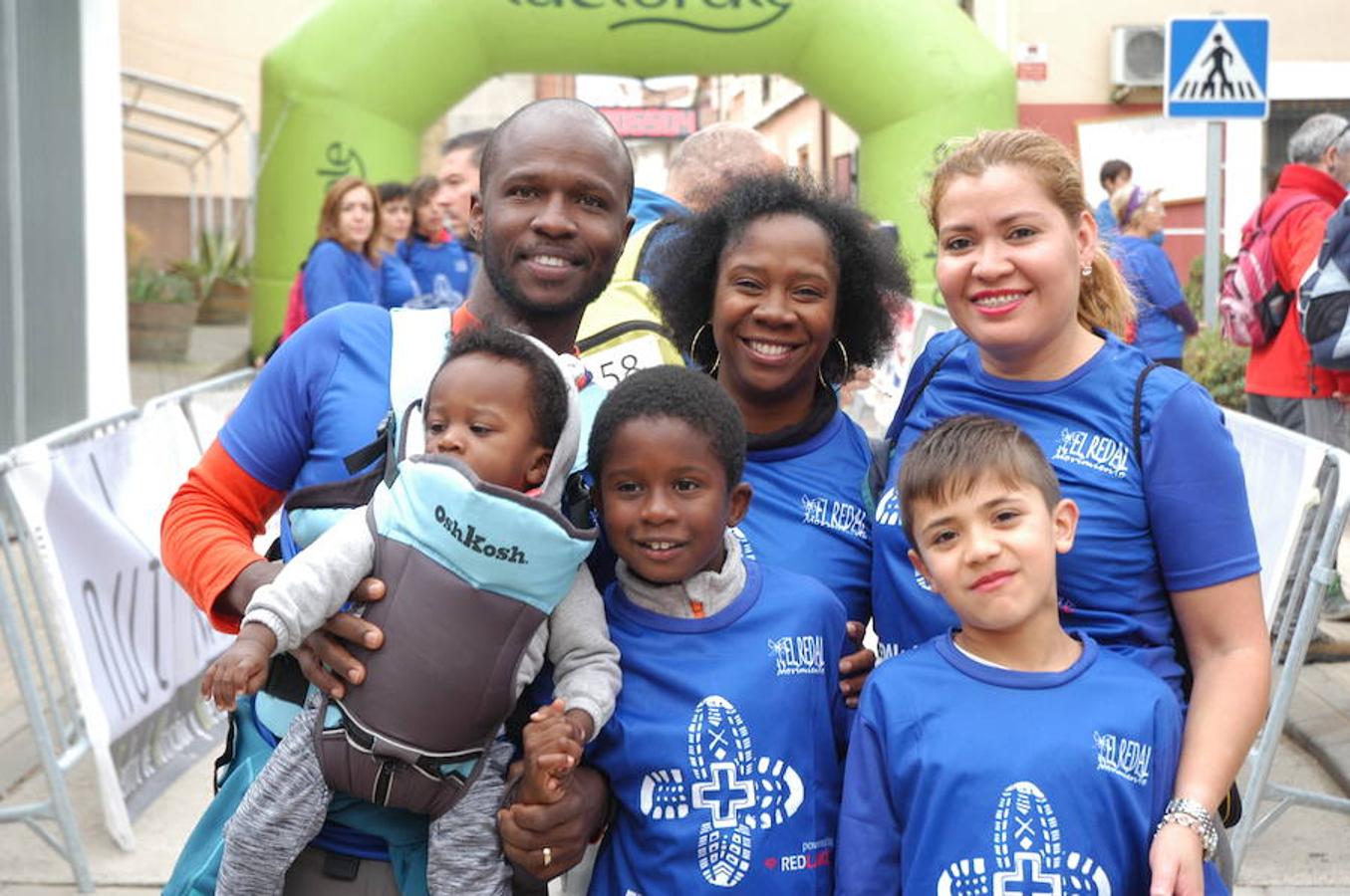 IV marcha solidaria de El Redal, en favor de AFA Rioja. En la cita han participado 370 personas y después también se han celebrado carreras sénior e infantil.