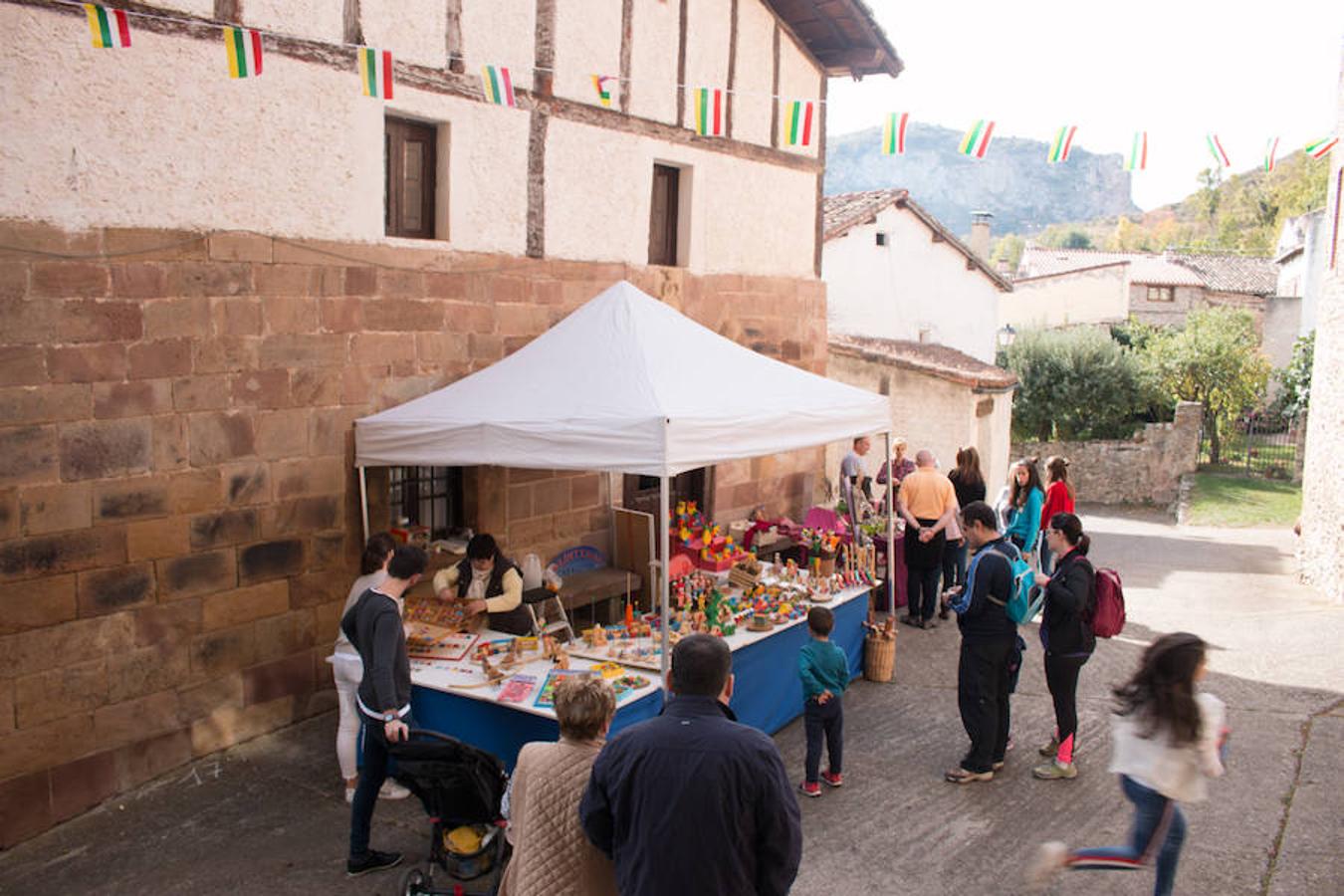Ojacastro celebra hoy la segunda y última jornada de su feria de ganado y de artesanía agroalimentaria, que, 16 años después de echar a andar, sigue evidenciando su encaje y tirón dentro del 'puente' festivo del Pilar. 