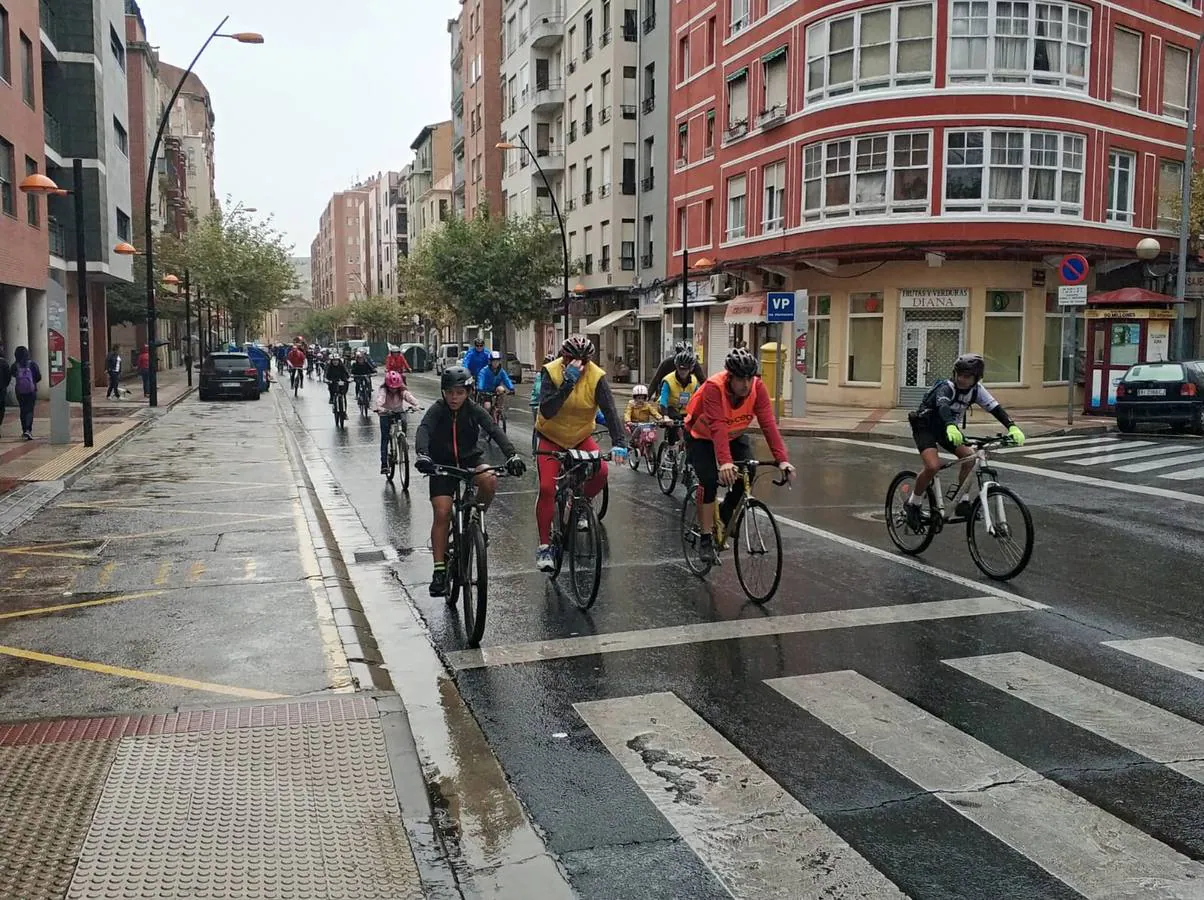 Las imágenes de la marcha ciclista solidaria, que recorrió Logroño pese a la lluvia