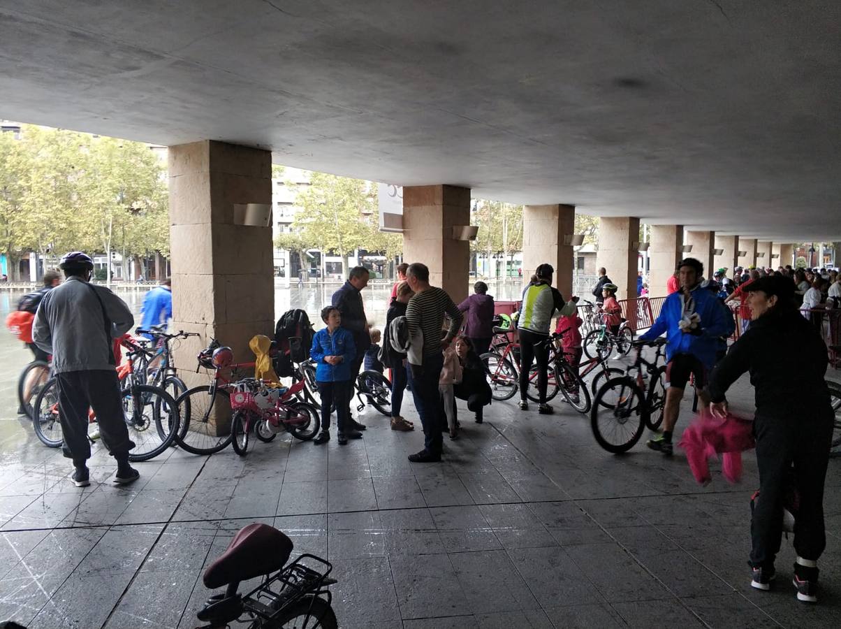 Las imágenes de la marcha ciclista solidaria, que recorrió Logroño pese a la lluvia