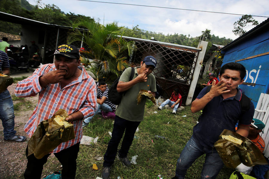 Familias completas iniciaron el sábado la marcha desde Honduras hacia Estados Unidos