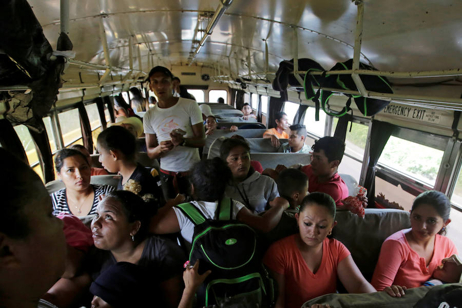 Familias completas iniciaron el sábado la marcha desde Honduras hacia Estados Unidos