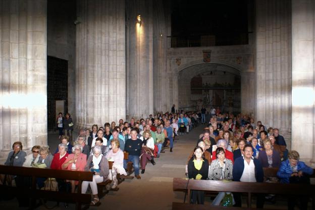 El último concierto del programa, del coro Betiko Ametsa, llenó la iglesia de Santa María la Real. :: F. D.