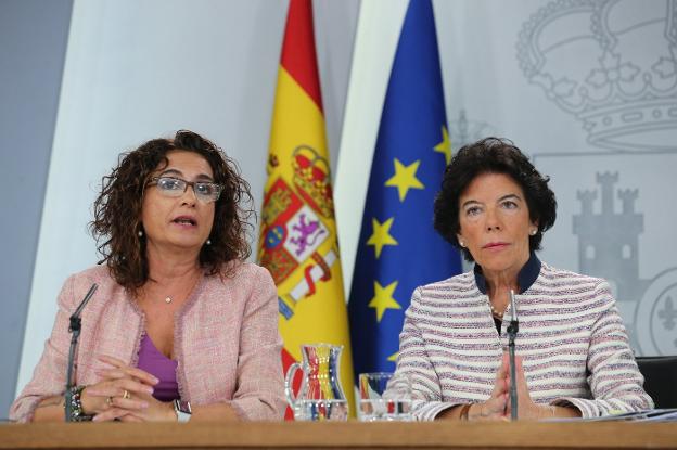 La ministra de Hacienda, María Jesús Montero, y la portavoz del Gobierno, Isabel Celaá, en una comparecencia ayer en la Moncloa. :: J. García