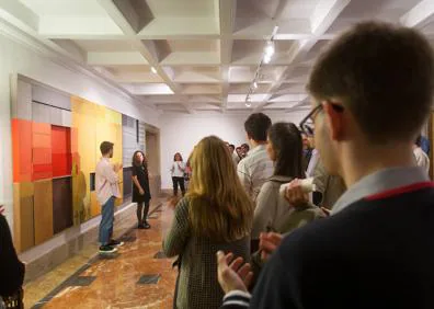 Imagen secundaria 1 - Presentación de la exposición en Pamplona y un detalle de su obra. 