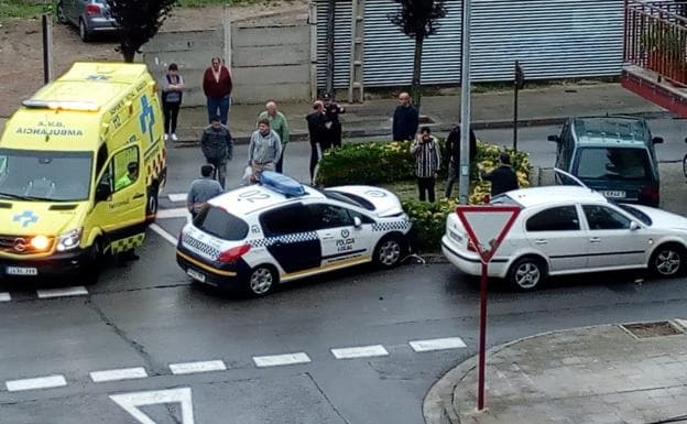 Vehículos implicados y ambulancia, en el lugar del accidente. 