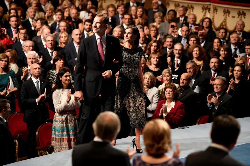 Don Felipe y doña Letizia presiden el acto en el teatro Campoamor de Oviedo, con el mismo esquema y con la única ausencia de Fred Vargas.