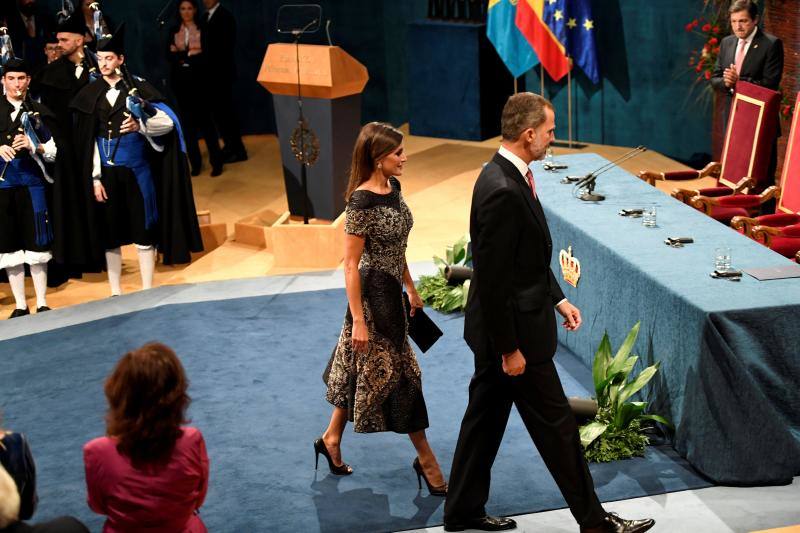 Don Felipe y doña Letizia presiden el acto en el teatro Campoamor de Oviedo, con el mismo esquema y con la única ausencia de Fred Vargas.