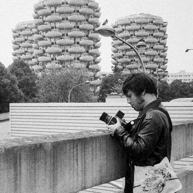 Carlos Traspaderne fotografiando arquitectura brutalista. 