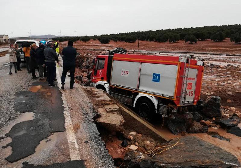 Las mejores imágenes de las lluvias torrenciales que han provocado la muerte de un bombero y numerosos destrozos en la provincia de Málaga