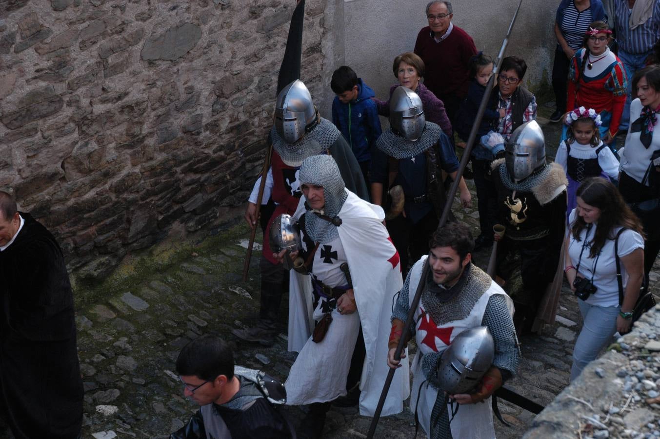 Cornago lleva trece años consecutivos celebrando unas jornadas de artesanía medieval que aprovechan uno de los entornos más llamativos de La Rioja, el formado por su castillo y la parroquia de San Pedro