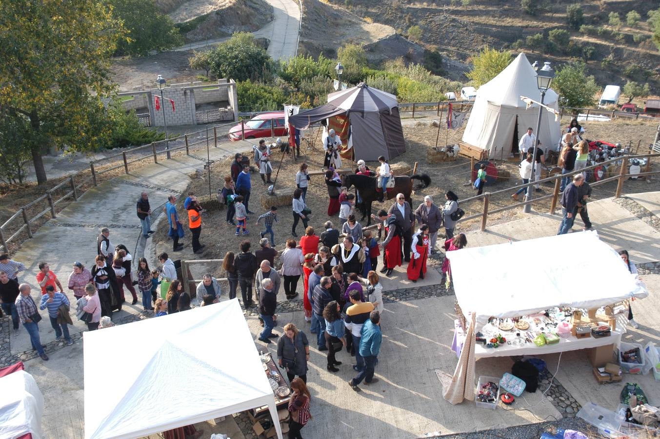 Cornago lleva trece años consecutivos celebrando unas jornadas de artesanía medieval que aprovechan uno de los entornos más llamativos de La Rioja, el formado por su castillo y la parroquia de San Pedro