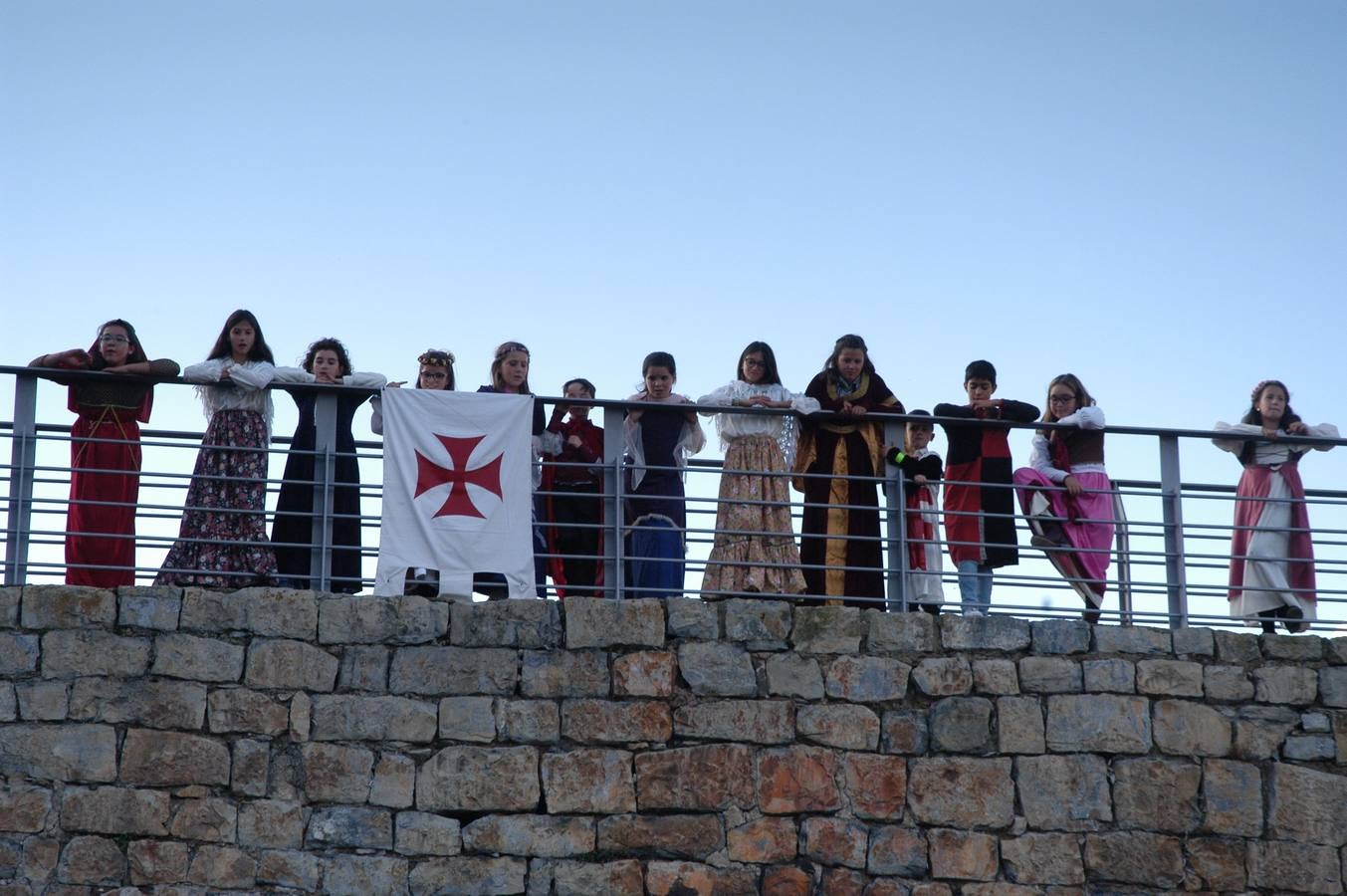 Cornago lleva trece años consecutivos celebrando unas jornadas de artesanía medieval que aprovechan uno de los entornos más llamativos de La Rioja, el formado por su castillo y la parroquia de San Pedro