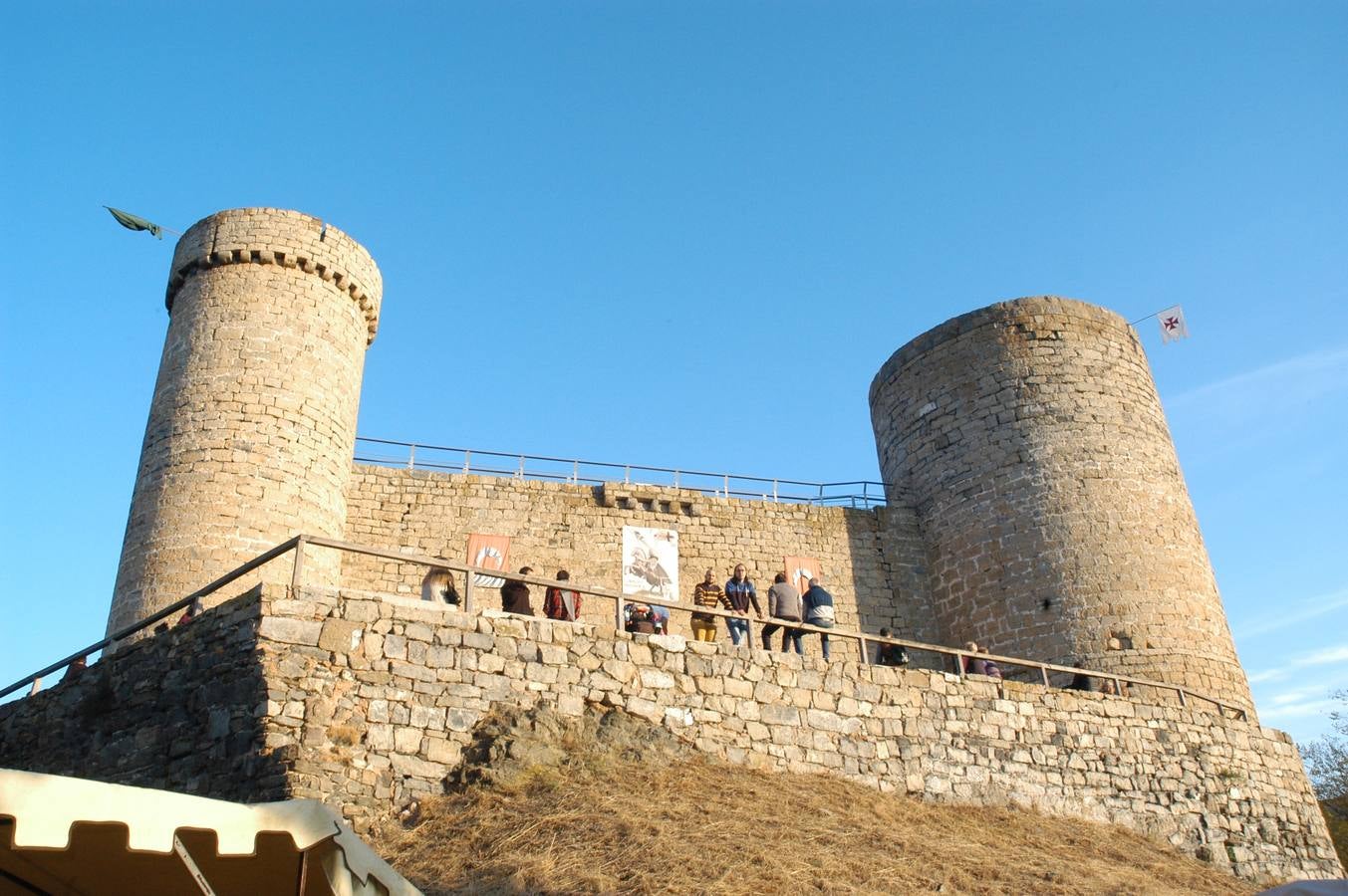 Cornago lleva trece años consecutivos celebrando unas jornadas de artesanía medieval que aprovechan uno de los entornos más llamativos de La Rioja, el formado por su castillo y la parroquia de San Pedro