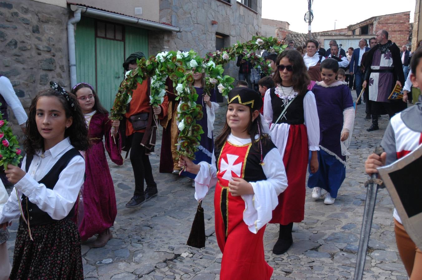 Cornago lleva trece años consecutivos celebrando unas jornadas de artesanía medieval que aprovechan uno de los entornos más llamativos de La Rioja, el formado por su castillo y la parroquia de San Pedro