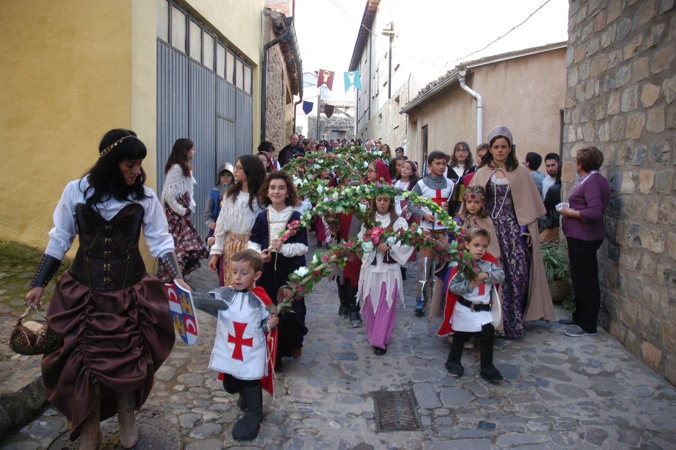 Cornago lleva trece años consecutivos celebrando unas jornadas de artesanía medieval que aprovechan uno de los entornos más llamativos de La Rioja, el formado por su castillo y la parroquia de San Pedro