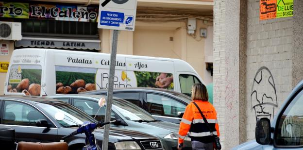 Una controladora del servicio de estacionamiento regulado vigila los aparcamientos de la avenida del Pilar, en Calahorra. :: i.á. 