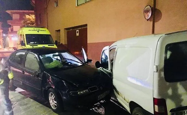Un conductor bebido estrella su coche contra una furgoneta estacionada en Alcanadre