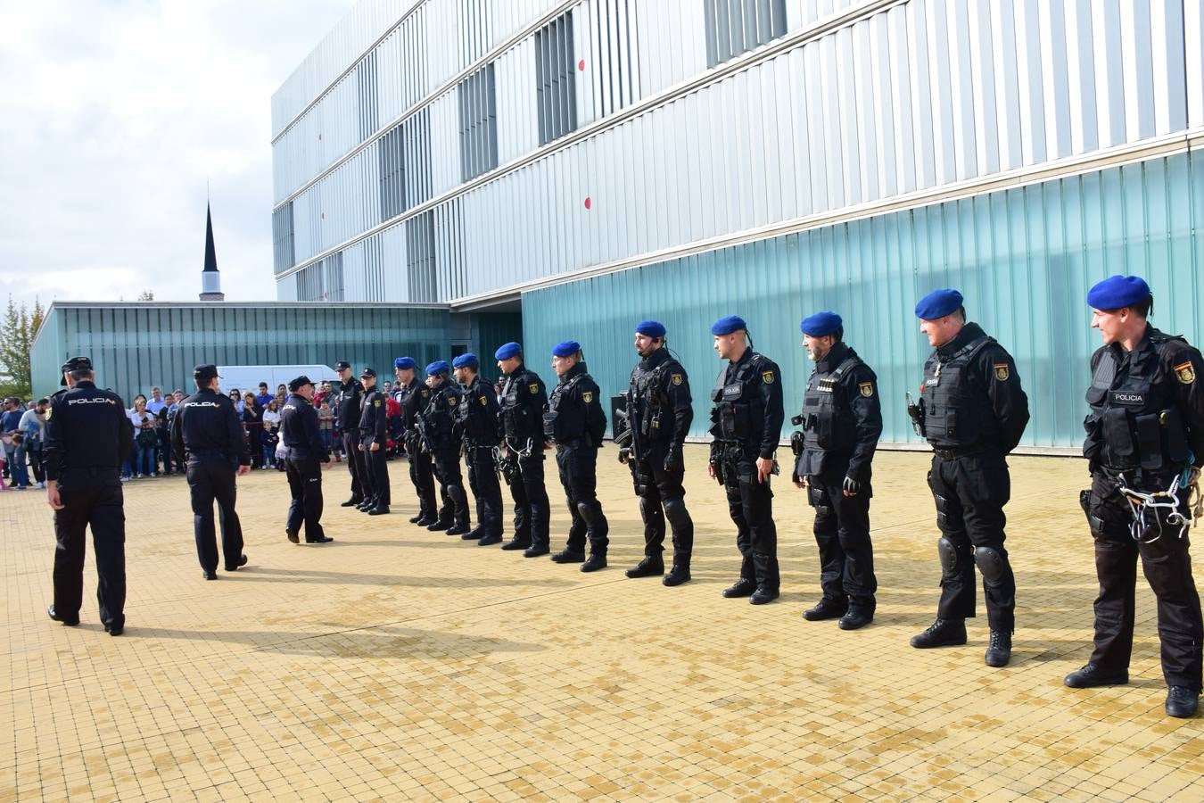 La Jefatura Superior de Policía de La Rioja celebró ayer su jornada de puertas abiertas, especialemente dedicada a los niños.