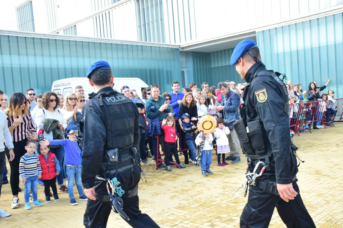 La Jefatura Superior de Policía de La Rioja celebró ayer su jornada de puertas abiertas, especialemente dedicada a los niños.