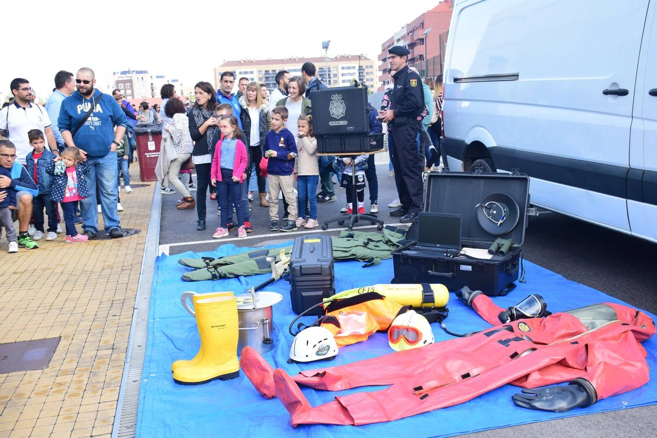 La Jefatura Superior de Policía de La Rioja celebró ayer su jornada de puertas abiertas, especialemente dedicada a los niños.