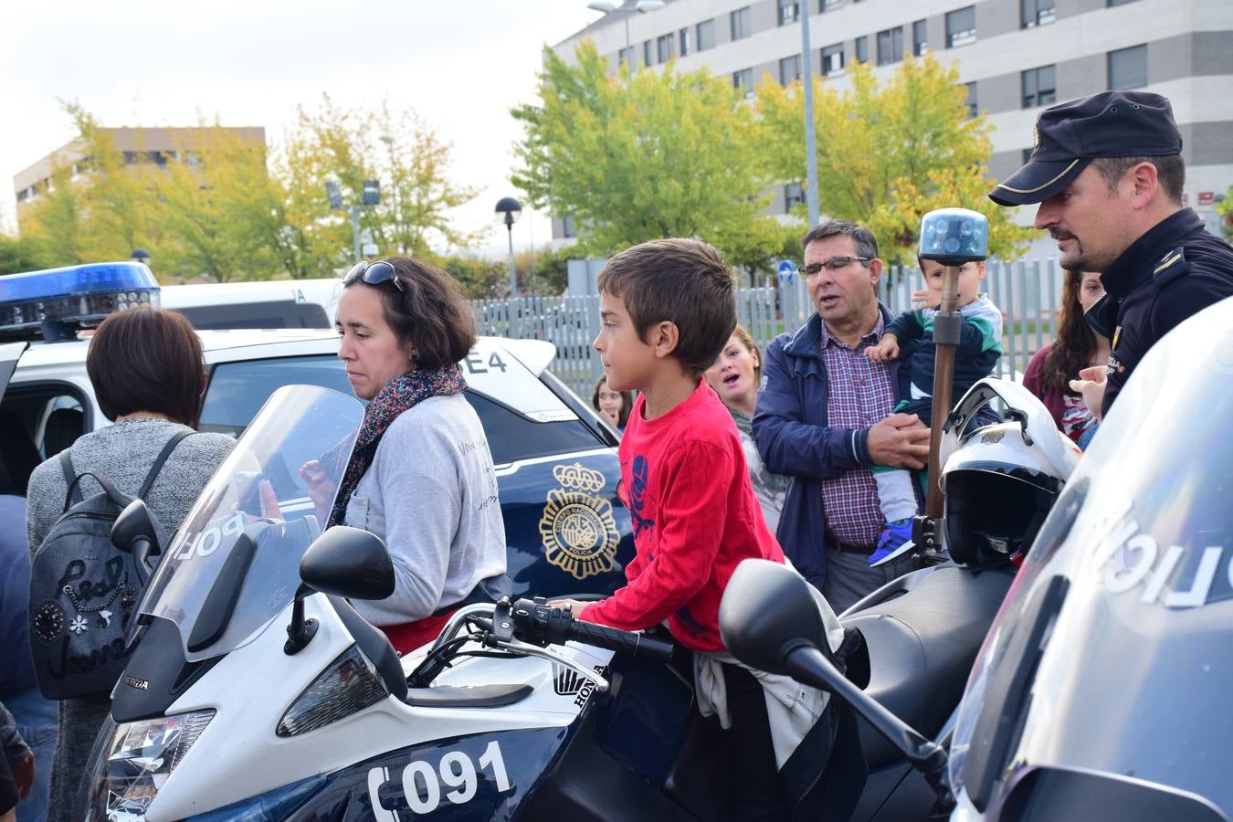 La Jefatura Superior de Policía de La Rioja celebró ayer su jornada de puertas abiertas, especialemente dedicada a los niños.