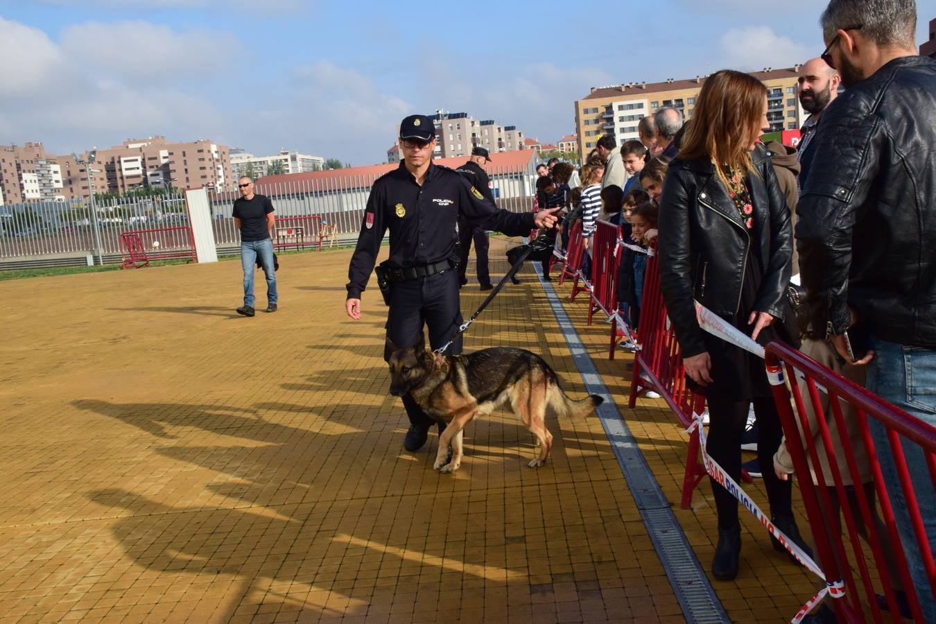 La Jefatura Superior de Policía de La Rioja celebró ayer su jornada de puertas abiertas, especialemente dedicada a los niños.