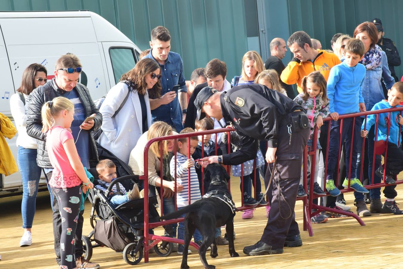 La Jefatura Superior de Policía de La Rioja celebró ayer su jornada de puertas abiertas, especialemente dedicada a los niños.