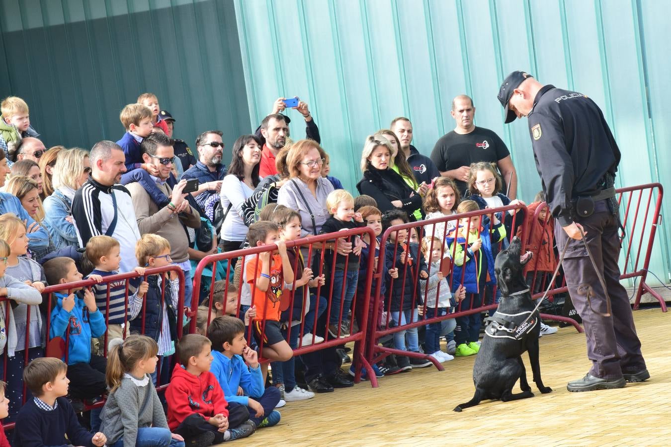 La Jefatura Superior de Policía de La Rioja celebró ayer su jornada de puertas abiertas, especialemente dedicada a los niños.