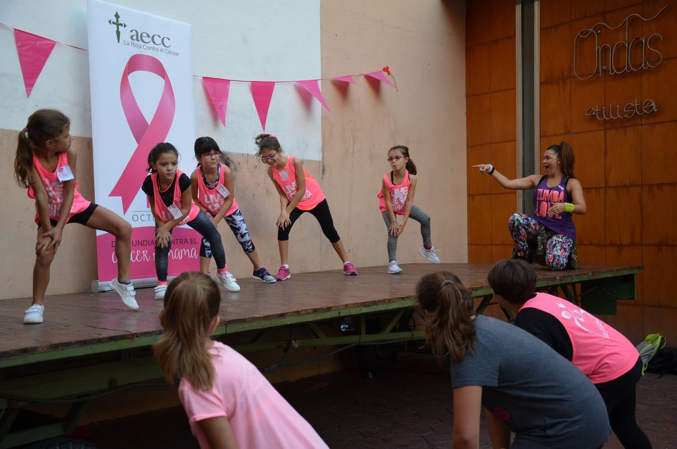 Masterclass de zumba para la lucha contra el cáncer de mama. La actividad la ha organizado la asociación de bares de la calle Travesía de Paletillas (ACTIBA) dentro de su Pink Wekend.