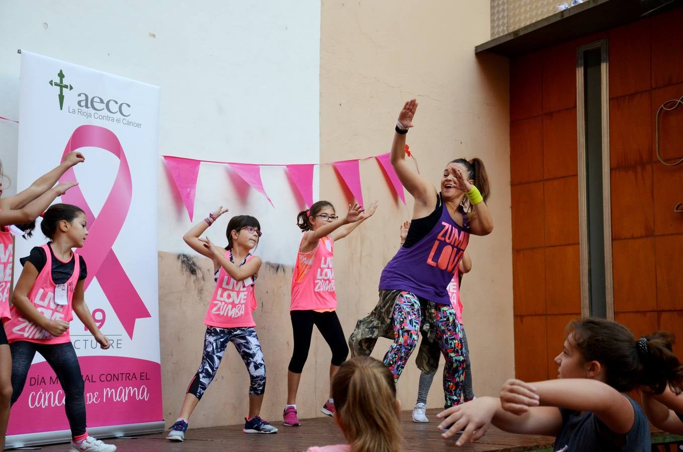Masterclass de zumba para la lucha contra el cáncer de mama. La actividad la ha organizado la asociación de bares de la calle Travesía de Paletillas (ACTIBA) dentro de su Pink Wekend.