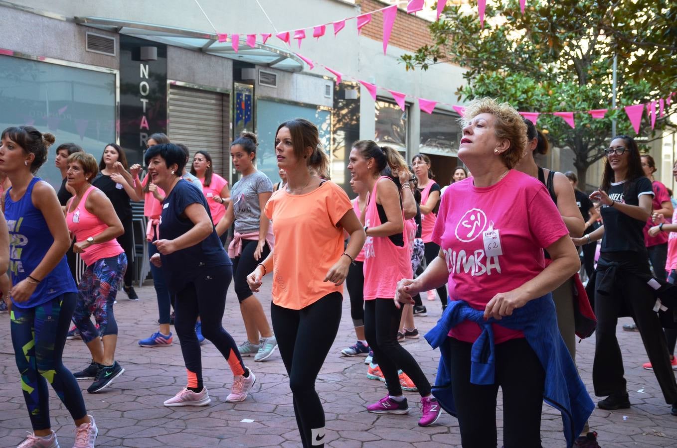 Masterclass de zumba para la lucha contra el cáncer de mama. La actividad la ha organizado la asociación de bares de la calle Travesía de Paletillas (ACTIBA) dentro de su Pink Wekend.