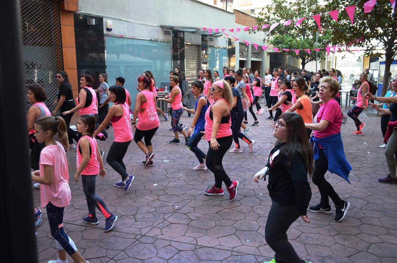 Masterclass de zumba para la lucha contra el cáncer de mama. La actividad la ha organizado la asociación de bares de la calle Travesía de Paletillas (ACTIBA) dentro de su Pink Wekend.