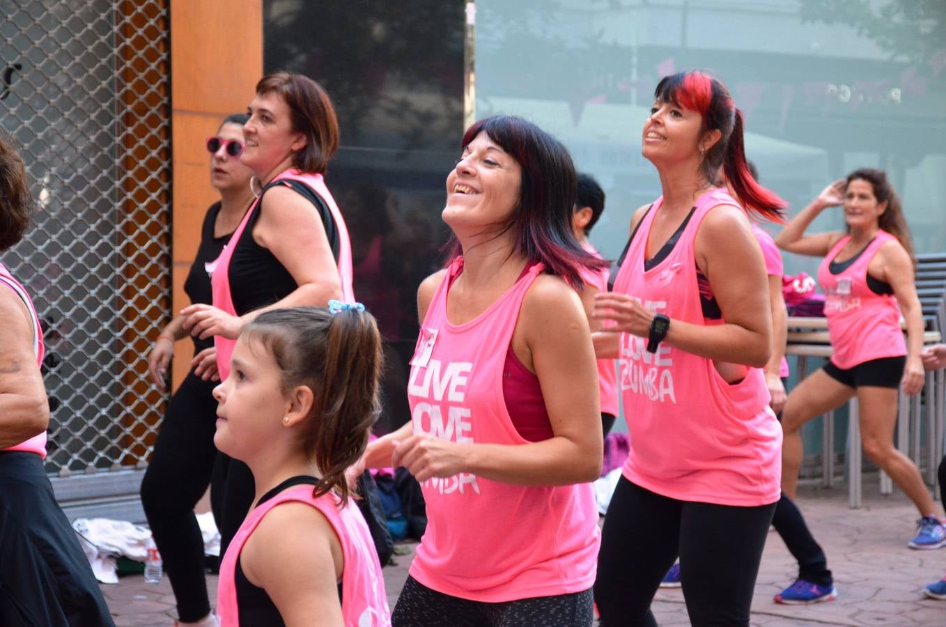 Masterclass de zumba para la lucha contra el cáncer de mama. La actividad la ha organizado la asociación de bares de la calle Travesía de Paletillas (ACTIBA) dentro de su Pink Wekend.