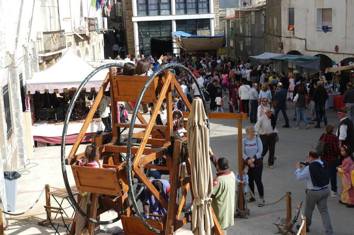 Fotografías del domingo de las jornadas de artesanía medieval de Cornago donde la localidad riojana se vuelca con su pasado y ofrece un colorido muy especial por sus estrechas y empedradas calles.