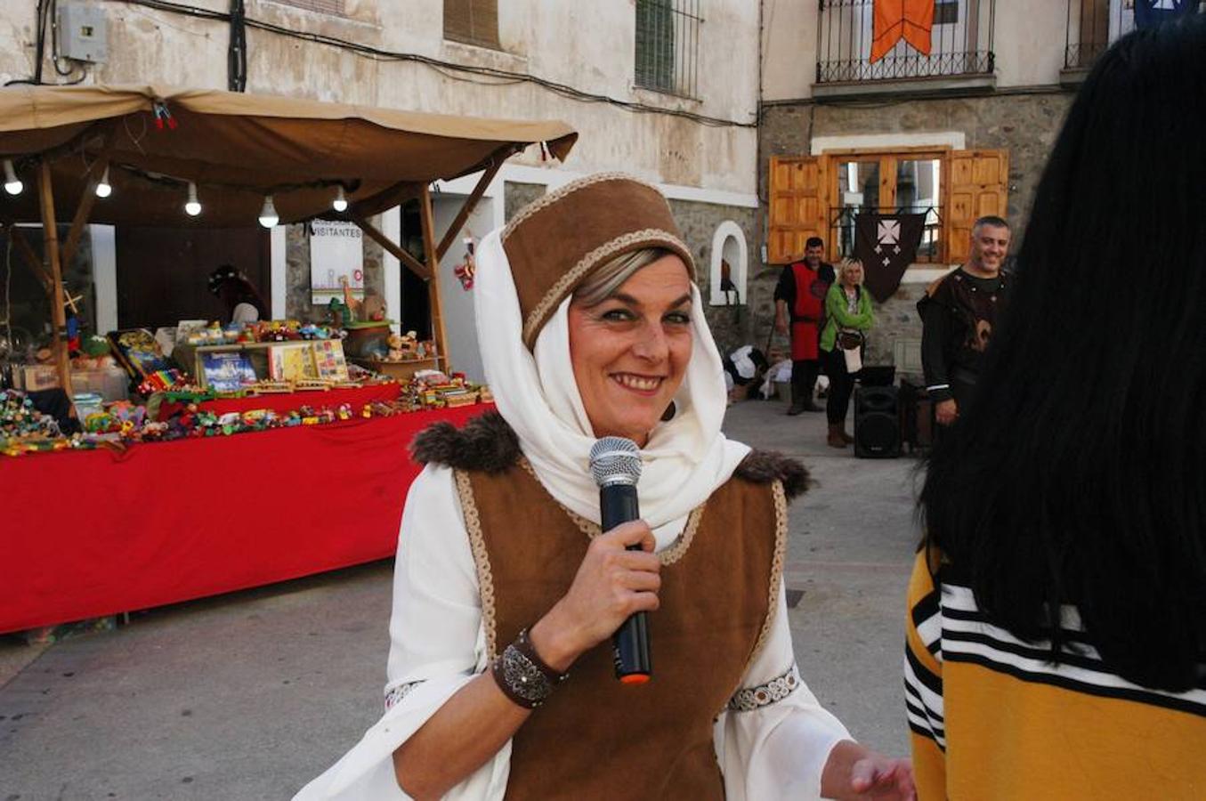 Fotografías del domingo de las jornadas de artesanía medieval de Cornago donde la localidad riojana se vuelca con su pasado y ofrece un colorido muy especial por sus estrechas y empedradas calles.